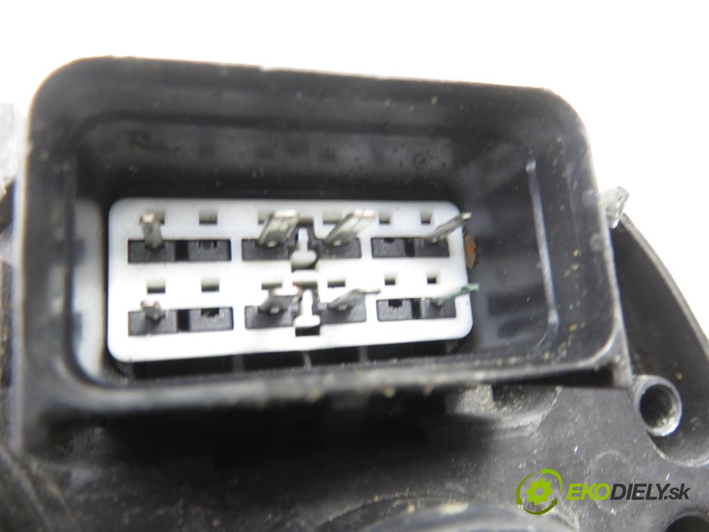 VOLVO V50 (MW) KOMBI 2005 103,00 2.4 - B 5244 S5 2435,00 Svetlo LP 30678912