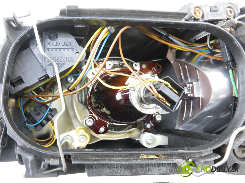 VOLVO V50 (MW) KOMBI 2005 103,00 2.4 - B 5244 S5 2435,00 Svetlo LP 30678912