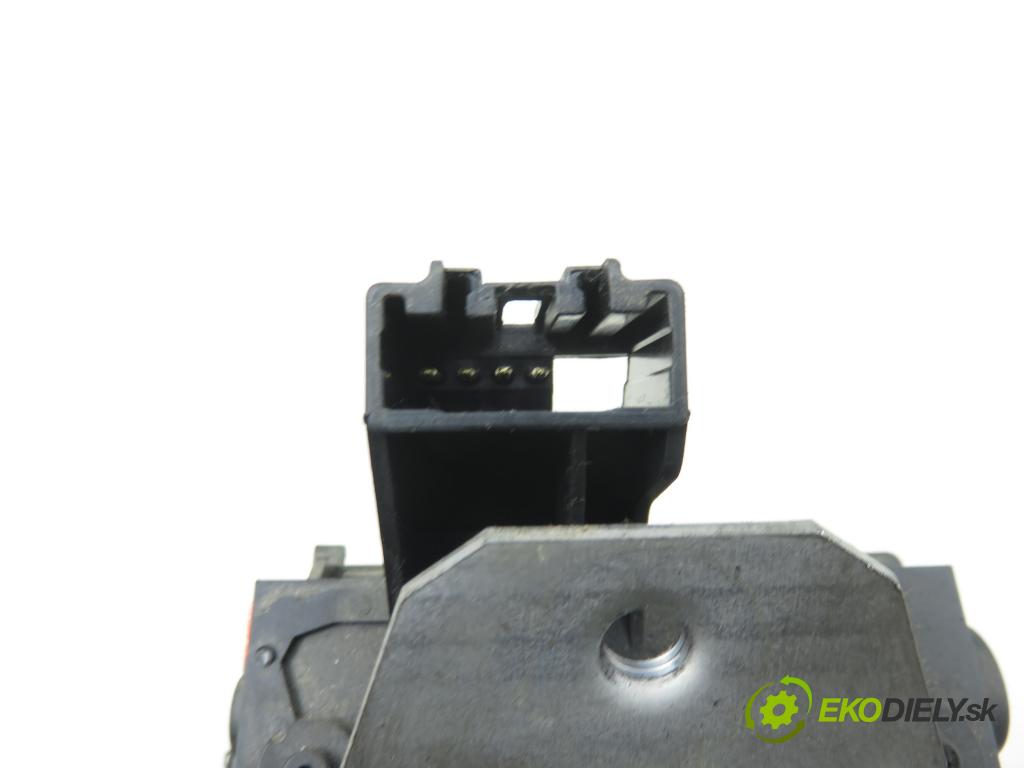 FORD S-MAX (WA6) MINIVAN 2006 103,00 2.0 TDCi - QXWA 1997,00 zámok dverí kufor EL. 8M51R442A66CB