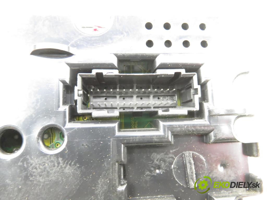 VW POLO (6N1) HB 1994 55,00 75 1.6 - AEA 1598,00 Prístrojovka elektrický