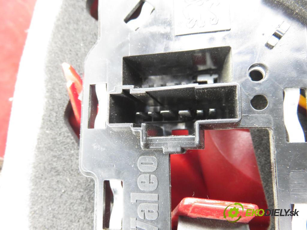 PEUGEOT 307 (3A/C) HB 2002 66,00 2.0 HDi 90 - RHY (DW10TD) 1997,00 Svetlo ľavé zadné