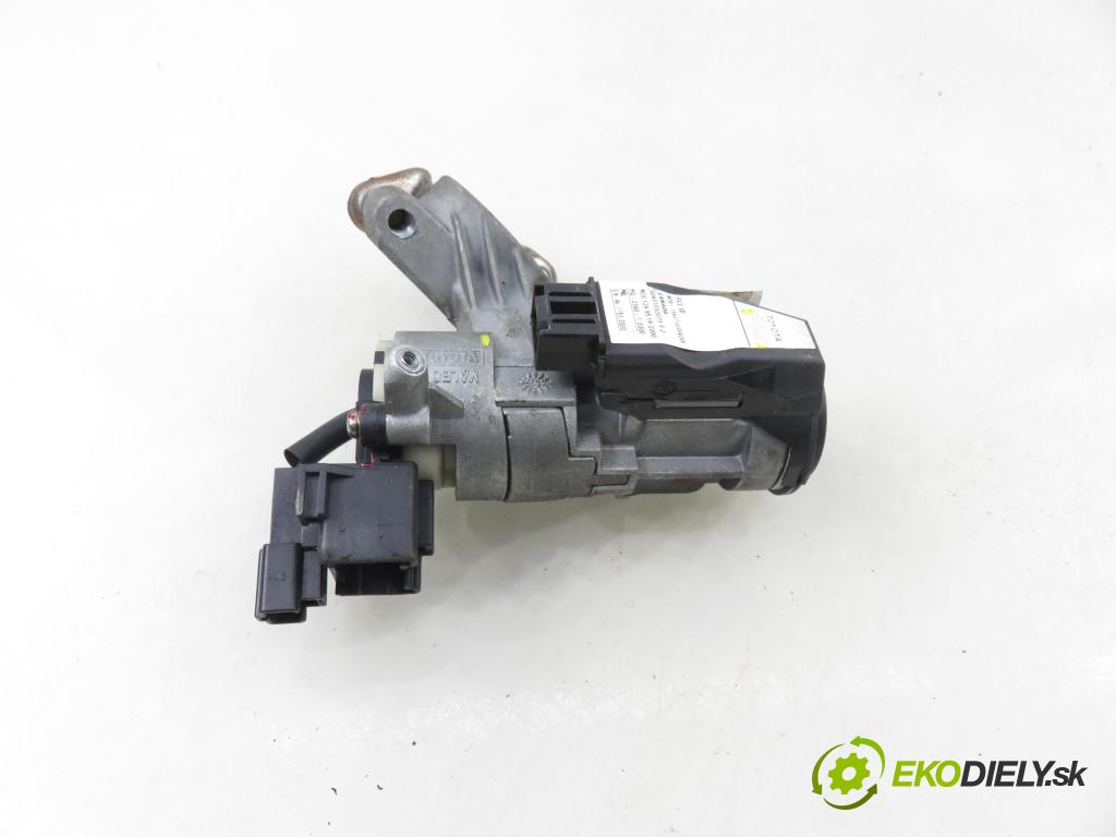 TOYOTA YARIS (_P1_) HB 2004 64,00 1.3 VVTi 87 - 2SZ-FE 1298,00 spínačka 450200D01 ; 897830D010 (Spínací skříňka)