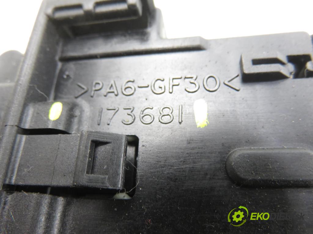 TOYOTA YARIS (_P1_) HB 2004 50,00 1.0 VVT- i 68 - 1SZ-FE 998,00 / ŘAZENÍ / levá strana 173681