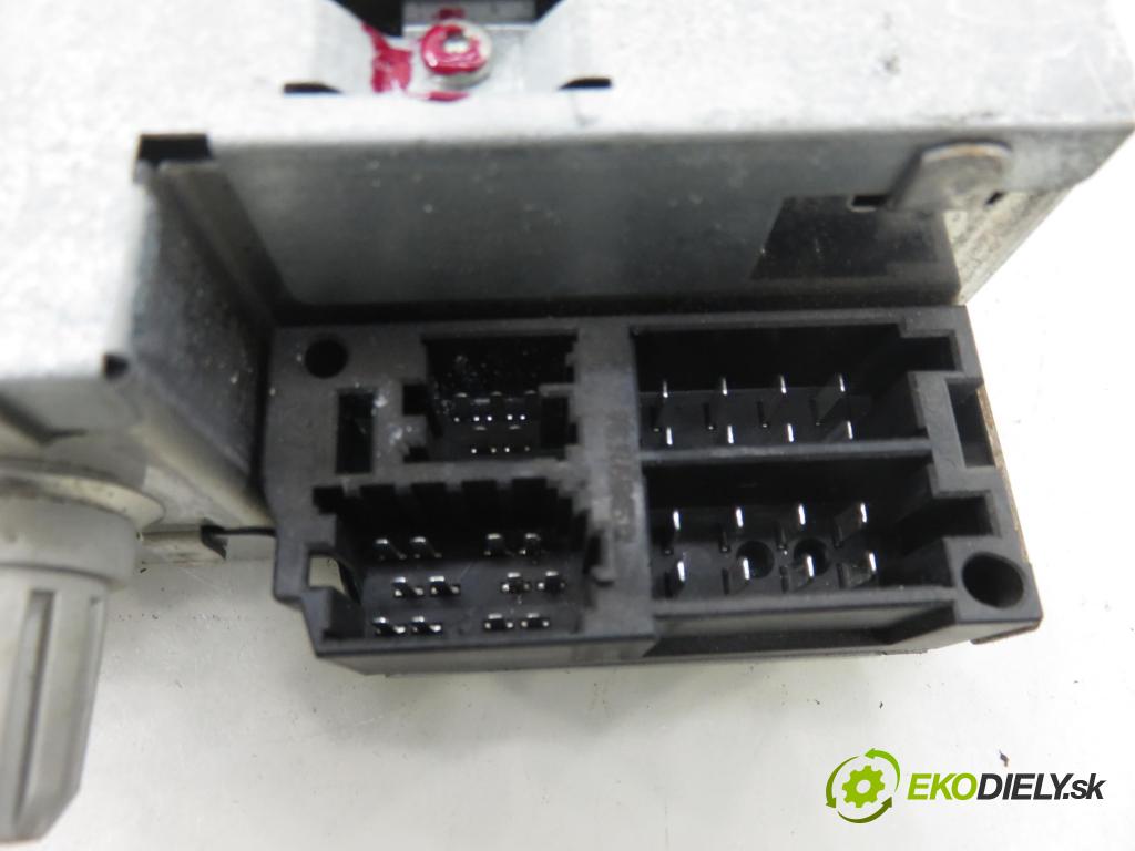 RENAULT ESPACE IV (JK0/1_) MINIVAN 2005 85,00 1.9 dCi 116 - F9Q 820 1870,00 RADIO CD 8200367499