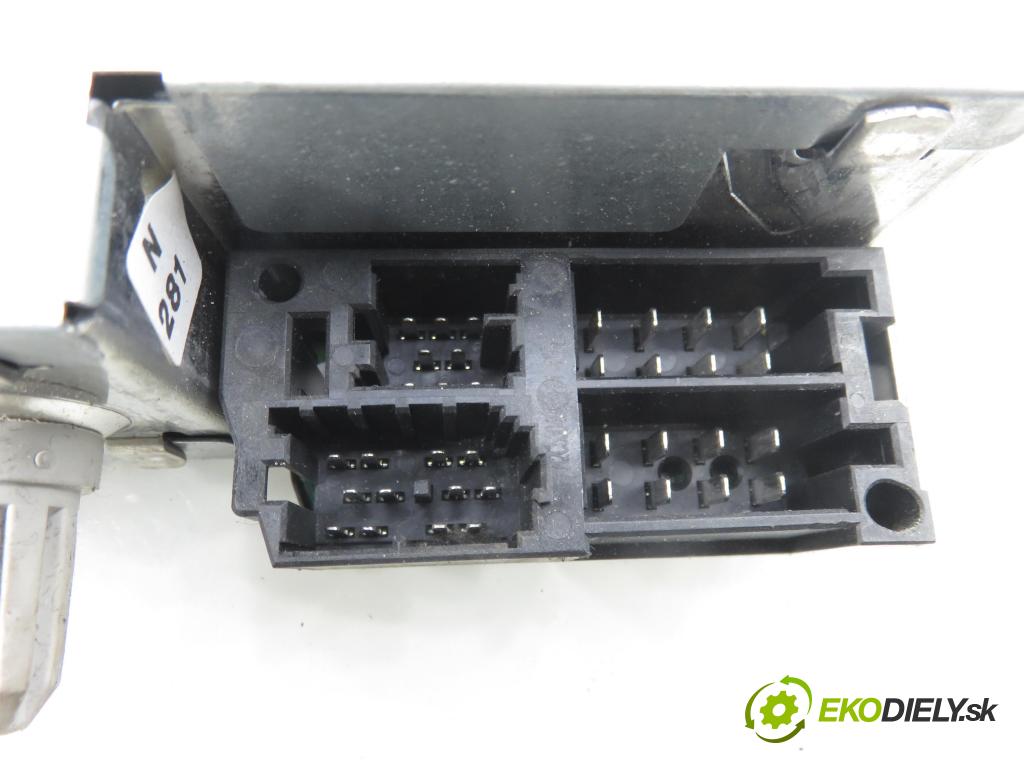 RENAULT GRAND SCENIC II (JM0/1_) MINIVAN 2006 0,00 1.9 dCi (JM15) - F9Q E 804 1870,00 RADIO CD 8200550823