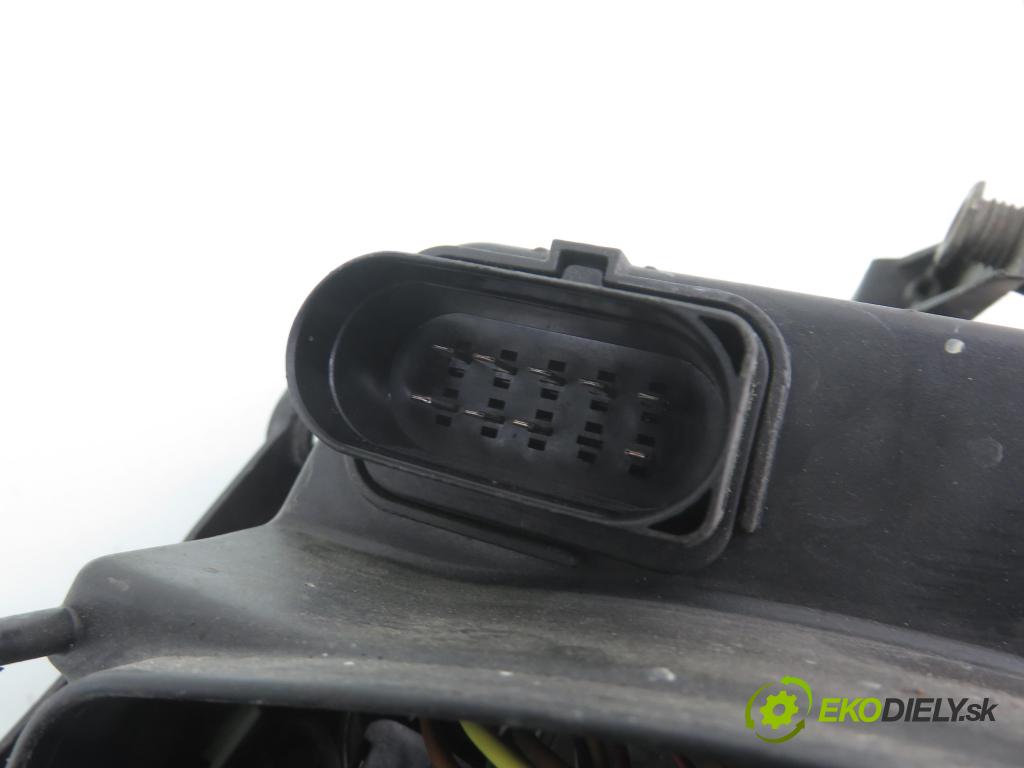 VW PASSAT B5.5 (3B3) SEDAN 2001 74,00 1.9 TDI PD 101 - AVB 1896,00 Svetlo LP 3B0941015AK