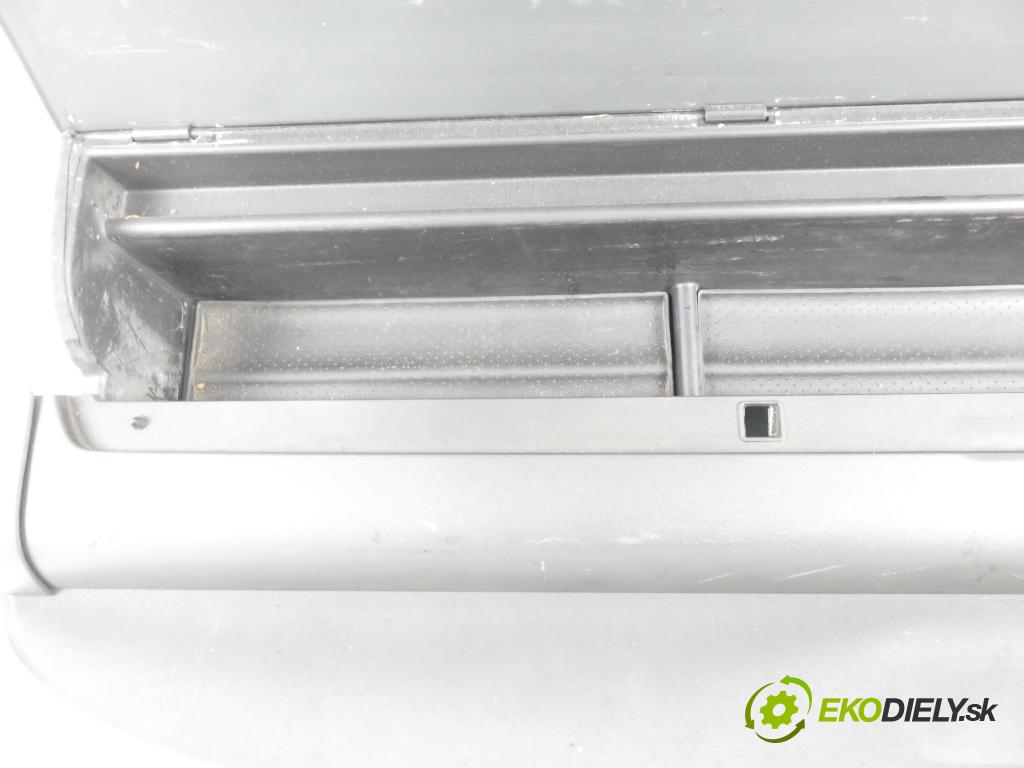 VOLVO V50 (MW) KOMBI 2005 103,00 2.4 - B 5244 S5 2435,00 Roleta kufor 39984055