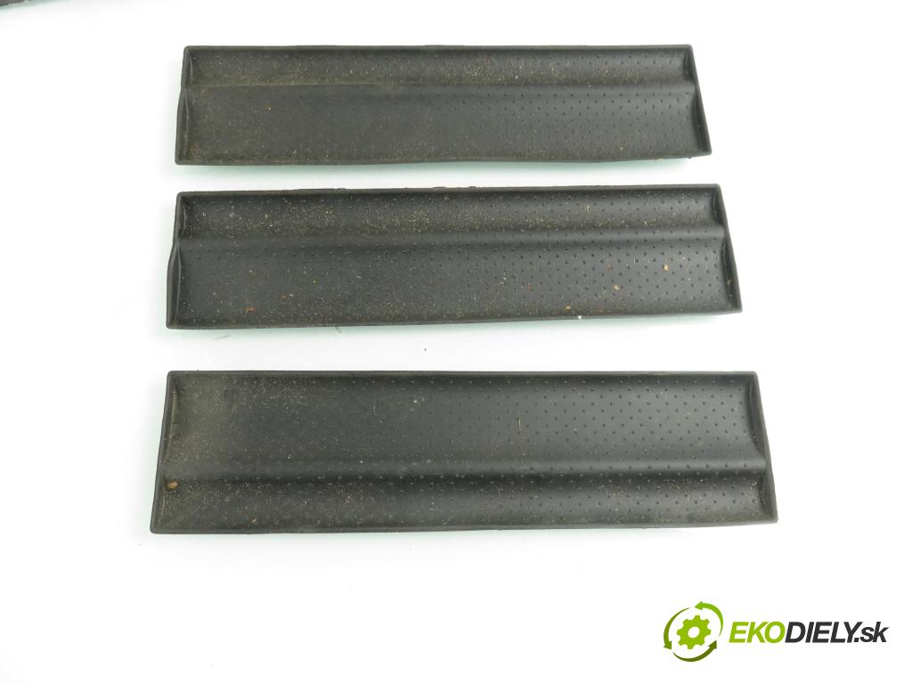 VOLVO V50 (MW) KOMBI 2005 103,00 2.4 - B 5244 S5 2435,00 Roleta kufor 39984055