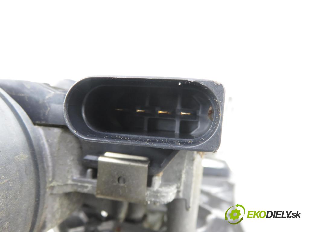 VOLVO V50 (MW) KOMBI 2005 103,00 2.4 - B 5244 S5 2435,00 MECHANISMUS/ motorek stěračů 30698235 ; 3397020729 ; 30698233