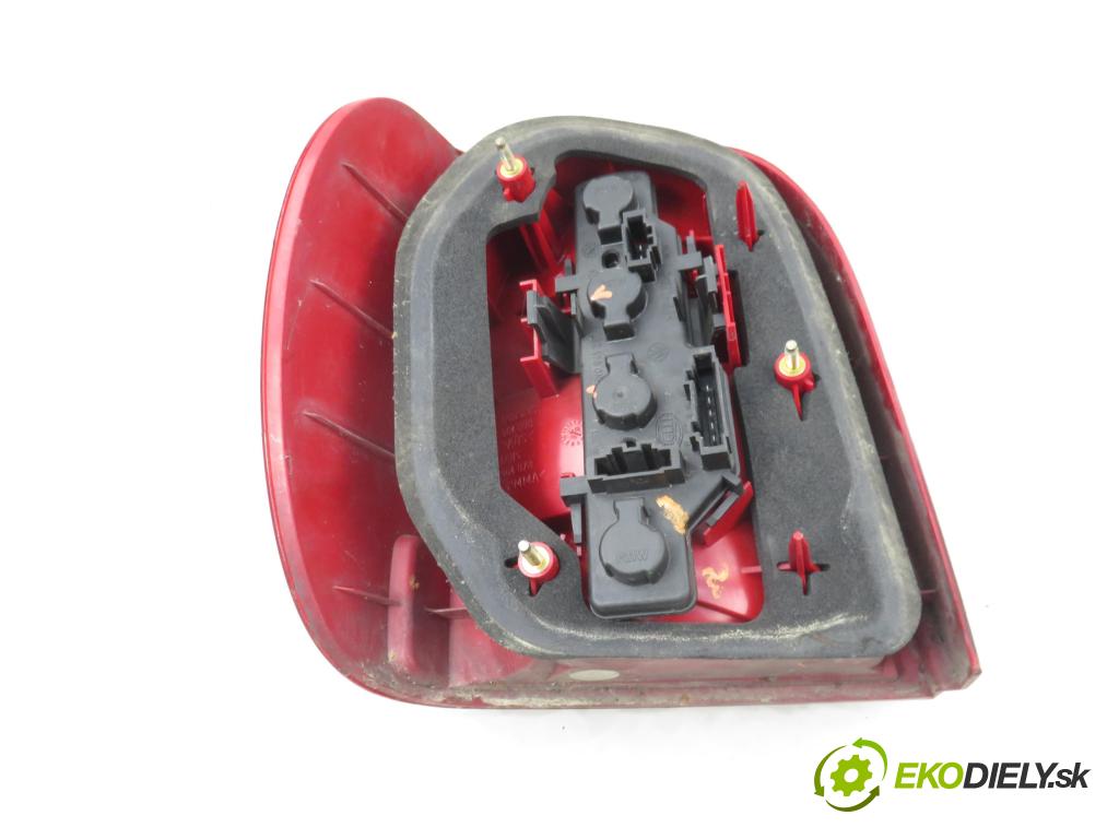 VW POLO (6N2) HB 2000 37,00 1.0 MPI 50 - AUC 999,00 Svetlo pravé zadné 6N0945257B