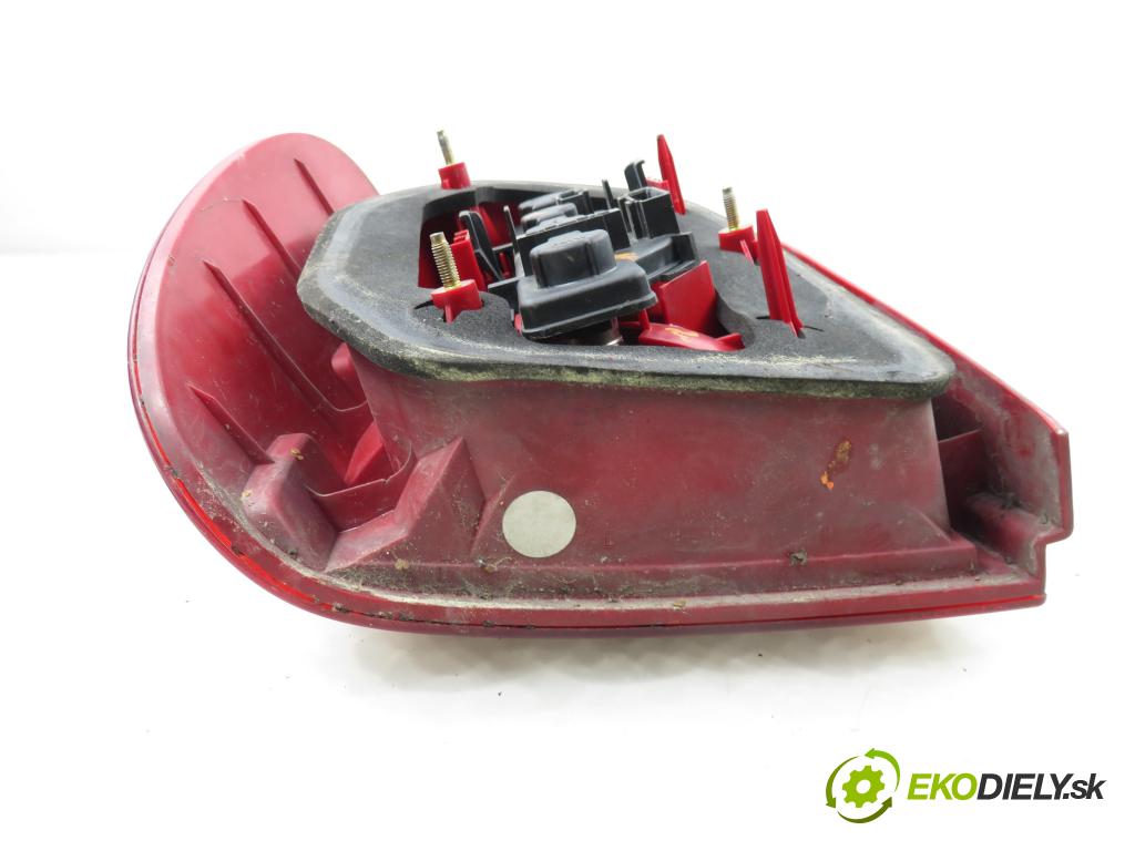 VW POLO (6N2) HB 2000 37,00 1.0 MPI 50 - AUC 999,00 Svetlo pravé zadné 6N0945257B