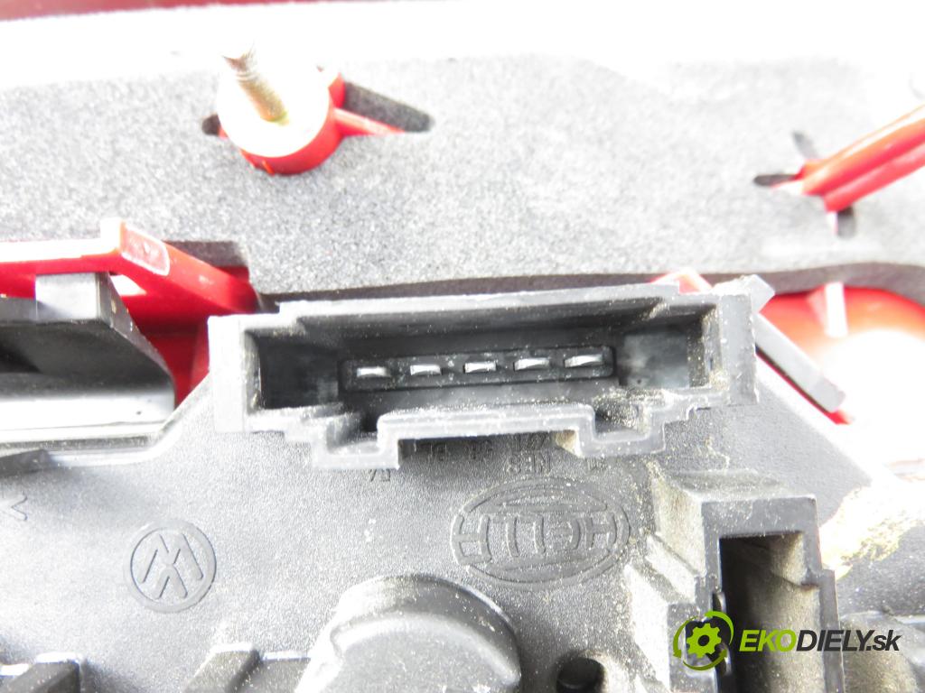 VW POLO (6N2) HB 2000 37,00 1.0 MPI 50 - AUC 999,00 Svetlo pravé zadné 6N0945257B