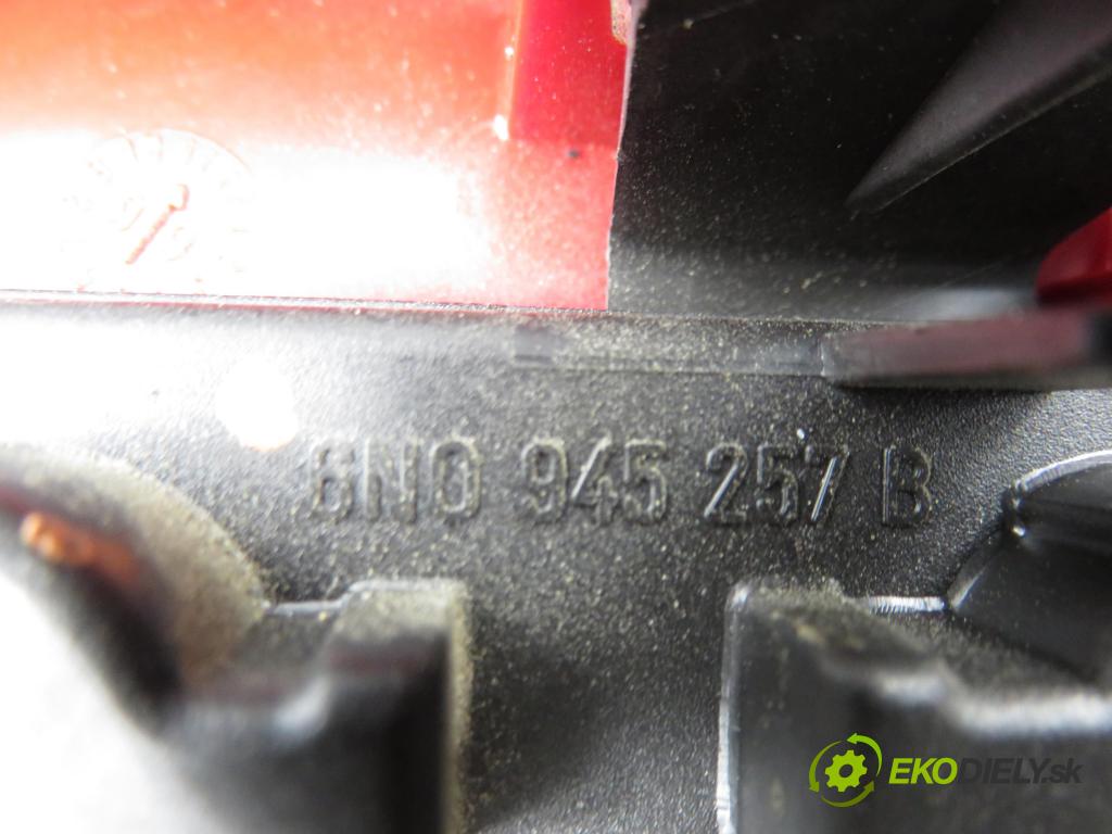 VW POLO (6N2) HB 2000 37,00 1.0 MPI 50 - AUC 999,00 Svetlo pravé zadné 6N0945257B