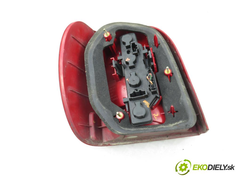 VW POLO (6N2) HB 2000 37,00 1.0 MPI 50 - AUC 999,00 Svetlo pravé zadné 6N0945257B