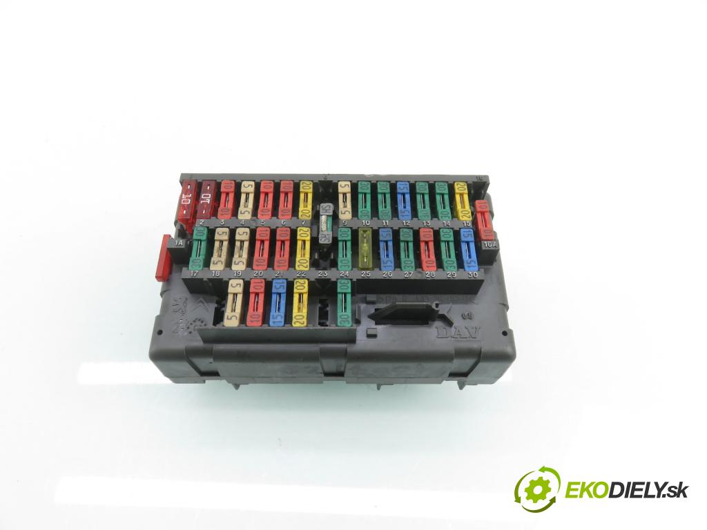 PEUGEOT 406 Break (8E/F) KOMBI 1998 80,00 2.1 TD 12V - P8C (XUD11BTE) 2088,00 skříňka POJISTKY: 9459288180