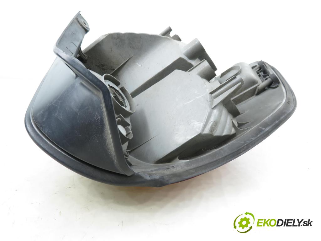 HYUNDAI SANTA FÉ I (SM) SUV 2004 83,00 2.0 CRDi 4x4 113 - D4EA 1991,00 Svetlo pravé zadné