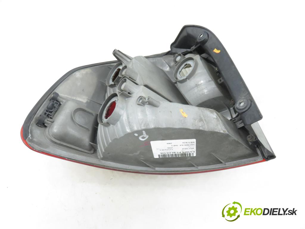 HYUNDAI SANTA FÉ I (SM) SUV 2004 83,00 2.0 CRDi 4x4 113 - D4EA 1991,00 Svetlo pravé zadné