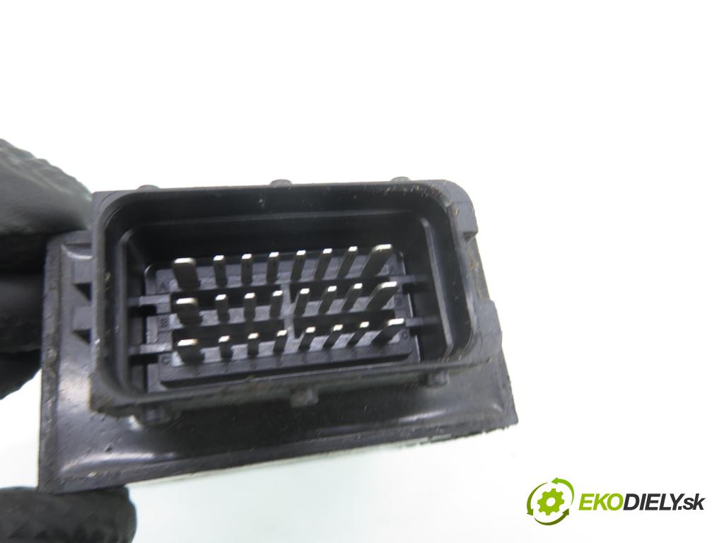 VOLVO V50 (MW) KOMBI 2005 103,00 2.4 - B 5244 S5 2435,00 řídící jednotka / MODUL INNE 10R020507