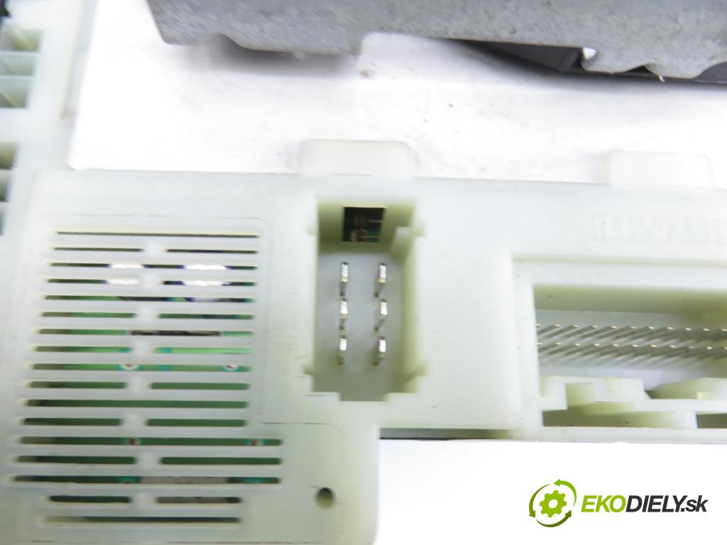 RENAULT CLIO II (BB_, CB_) HB 2001 43,00 1.2 8V 58 - D7F 726 1149,00 MODUL BSI P8200031555