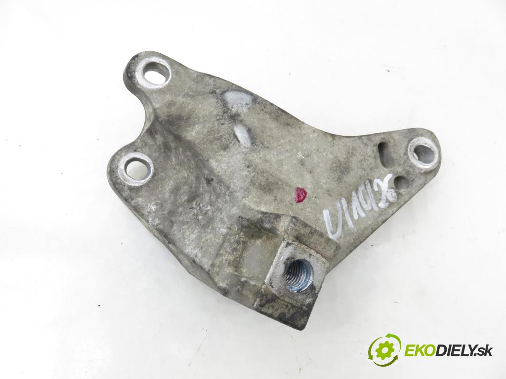 VOLVO V50 (MW) KOMBI 2005 103,00 2.4 - B 5244 S5 2435,00 uchycení převodovky 3M517M125JF