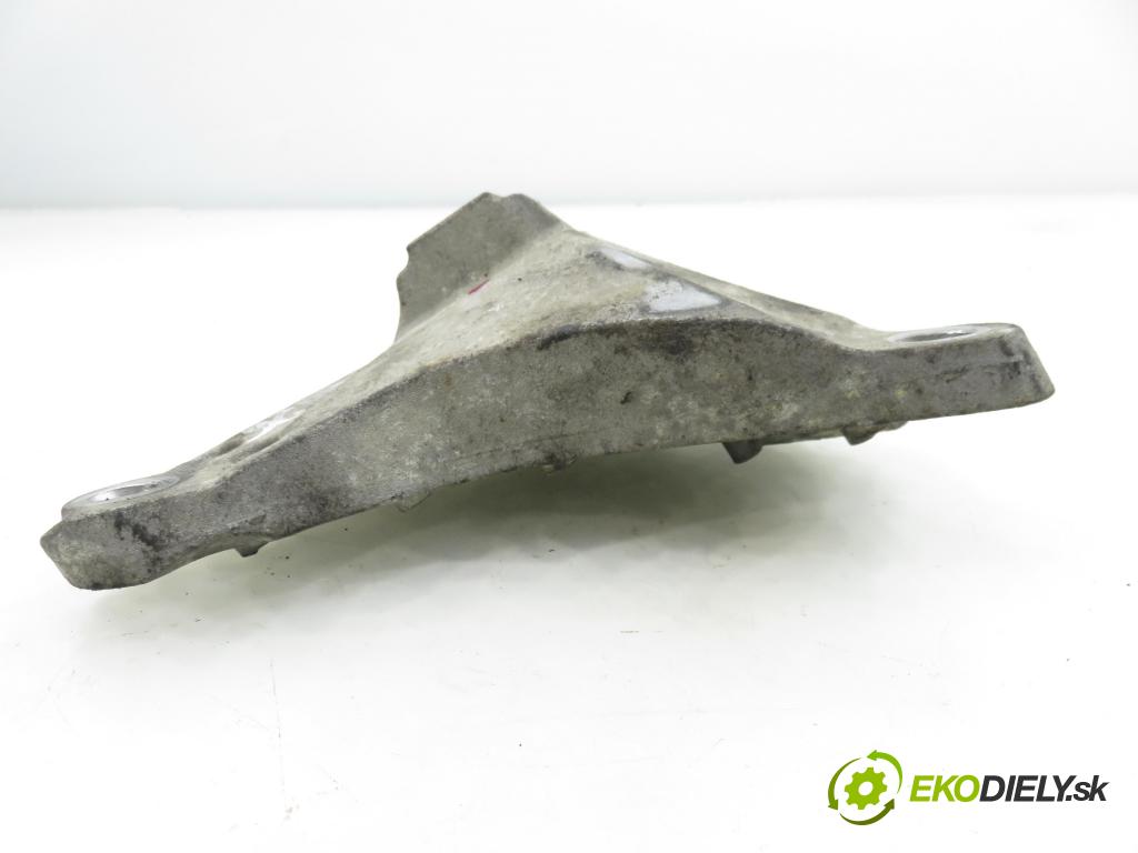 VOLVO V50 (MW) KOMBI 2005 103,00 2.4 - B 5244 S5 2435,00 uchycení převodovky 3M517M125JF