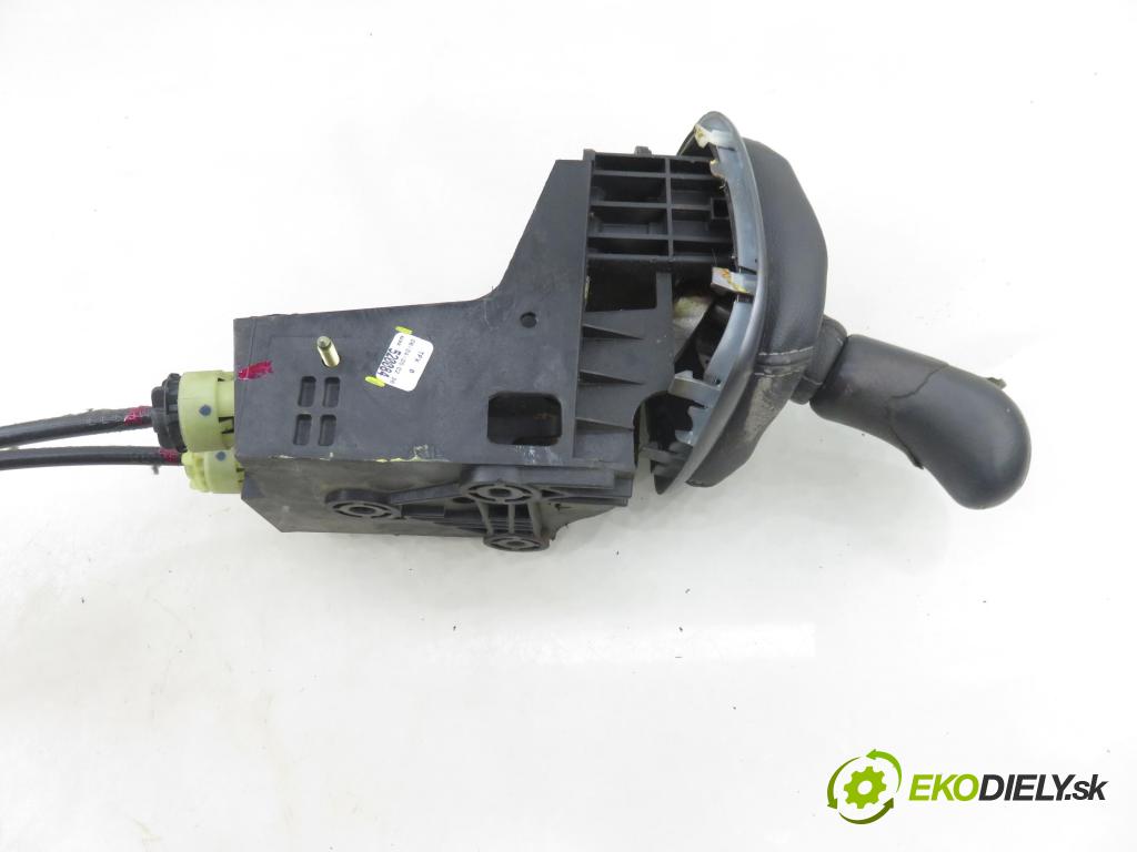 RENAULT GRAND SCENIC II (JM0/1_) VAN 2005 83,00 1.6 - K4M 782 1598,00 ZVEDÁK: 8200520084