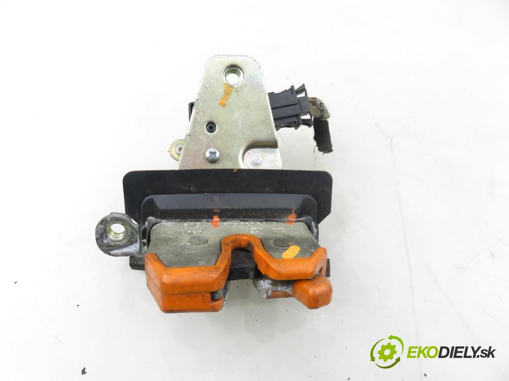 SKODA OCTAVIA I Combi (1U5) KOMBI 2003 66,00 1.9 TDI 90 - ALH 1896,00 zámok dveří kufr EL. 1U9827501B