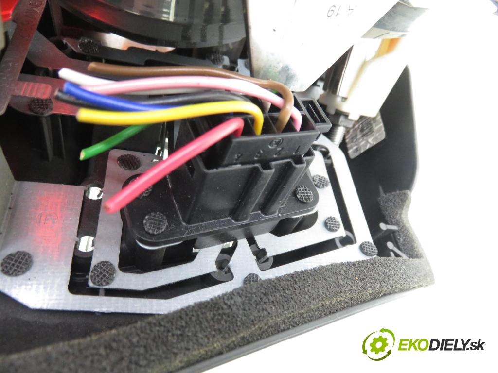 BMW 3 (E46) SEDAN 2005 85,00 316 i - N46 B18 A 1796,00 světlo levé zadní 6946535