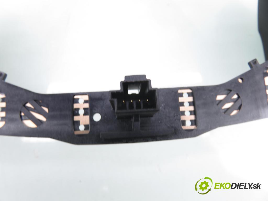 MERCEDES-BENZ KLASA C coupe (CL203) COUPE 2001 120,00 C 200 Kompressor (203.745) - M 111.955 1998,00 Ovládač rádia 2038216751 ; 2038216851