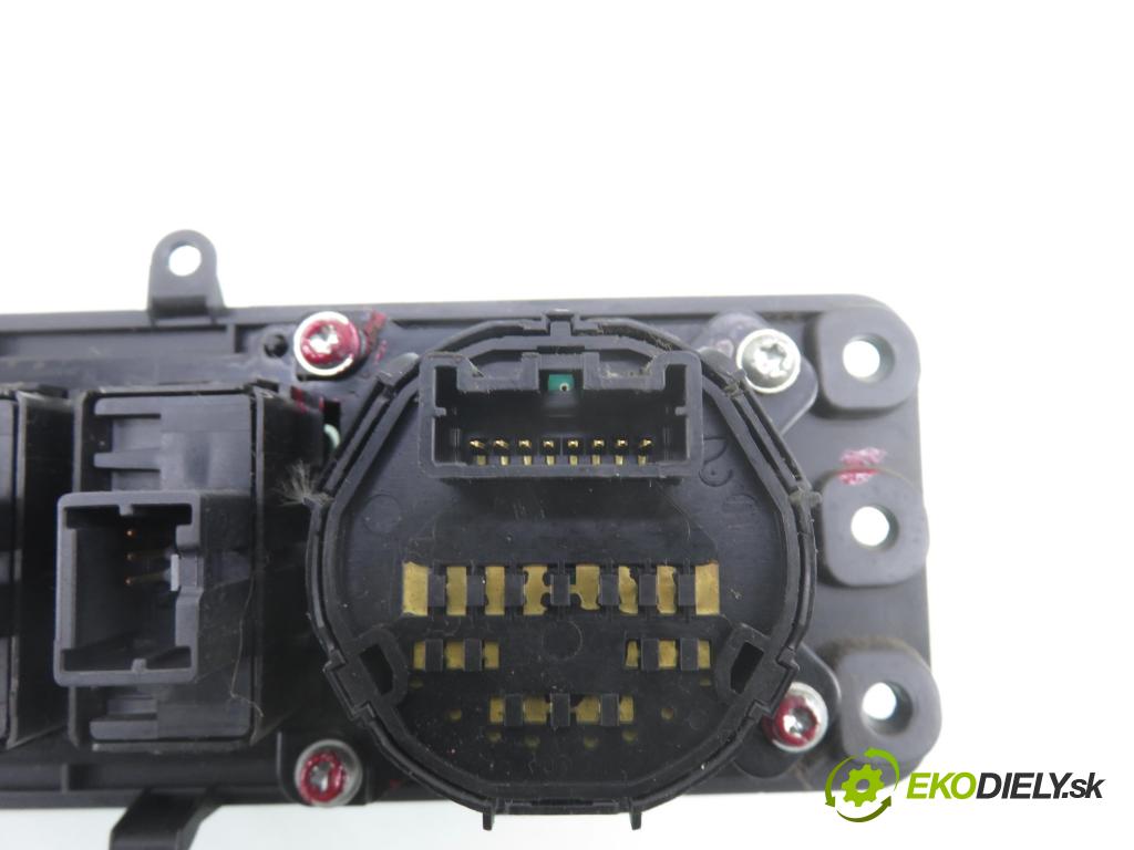 NISSAN NP300 NAVARA (D40) PICK-UP 2006 126,00 2.5 dCi 171 2488,00 PŘEPÍNAČ