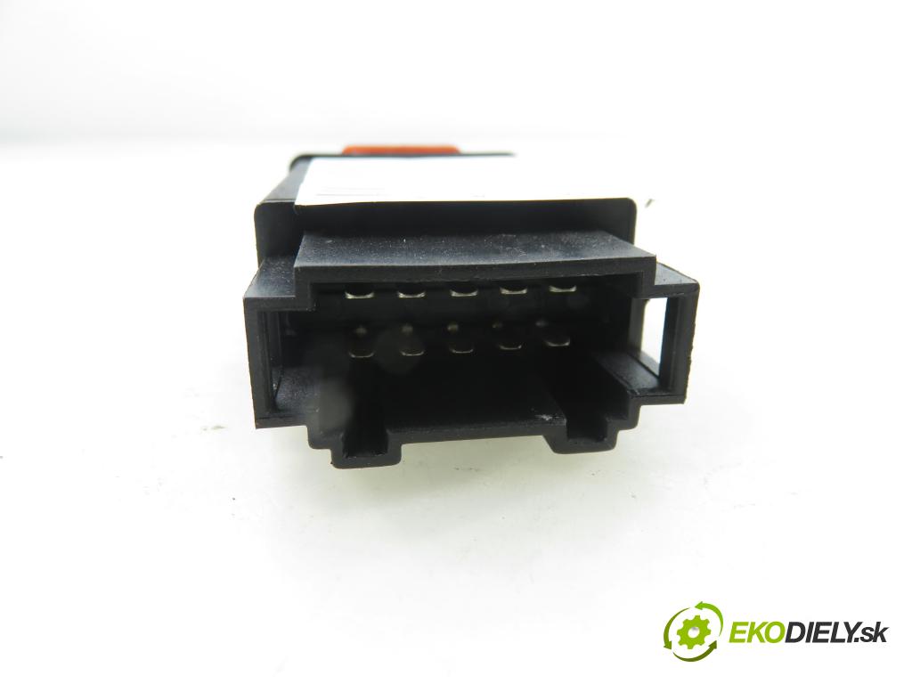 AUDI A6 Avant (4B5, C5) KOMBI 2003 125,00 2.4 quattro - BDV 2393,00 prepínač výstražných (núdzových) 4B0941509D