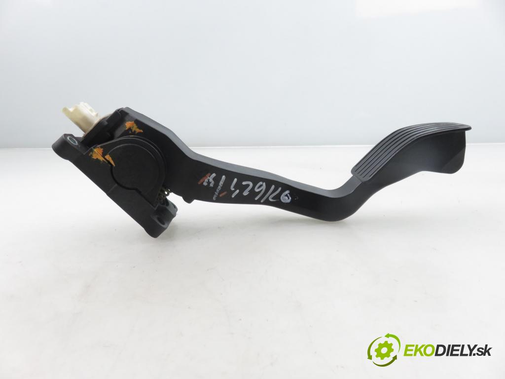 PEUGEOT 307 (3A/C) HB 2005 66,00 1.6 HDi 90 - 9HX (DV6ATED4) 1560,00 potenciometr plynového pedálu 0260752251 ; 9646702180 (Potenciometr plynového pedálu)