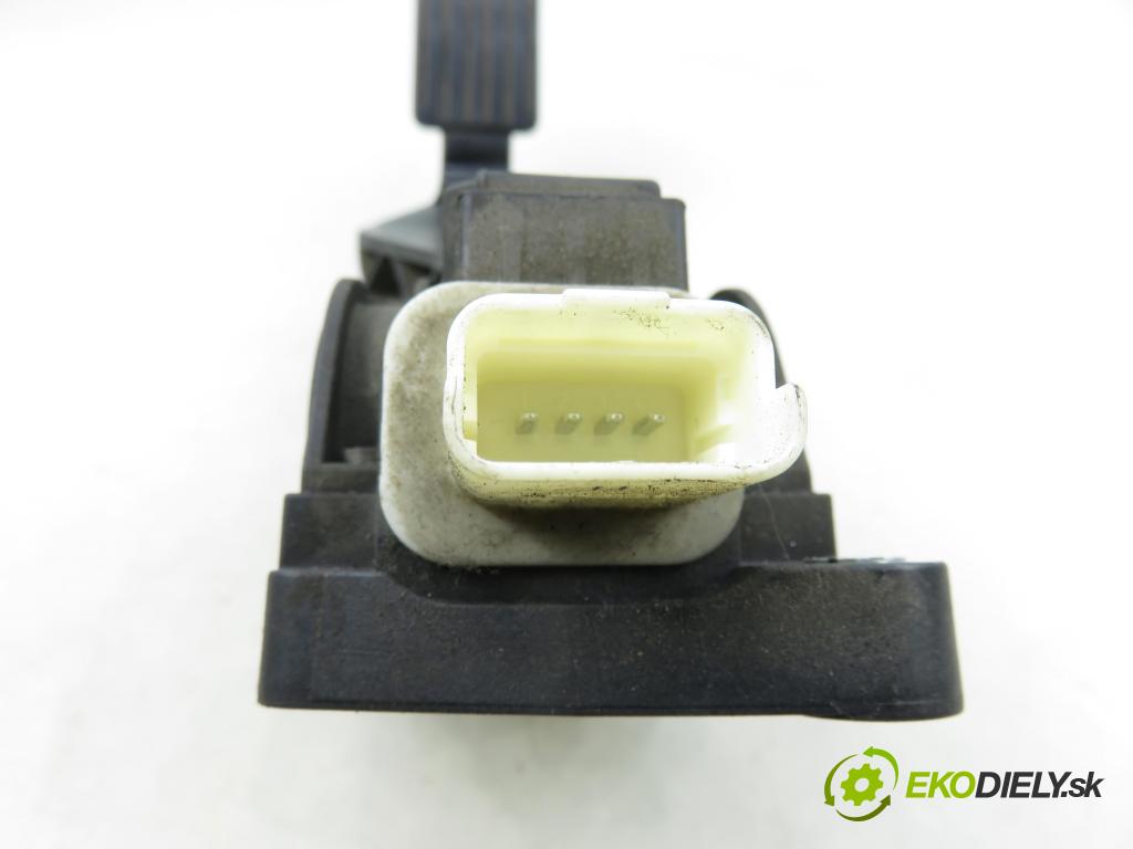 PEUGEOT 307 (3A/C) HB 2005 66,00 1.6 HDi 90 - 9HX (DV6ATED4) 1560,00 potenciometr plynového pedálu 0260752251 ; 9646702180 (Potenciometr plynového pedálu)