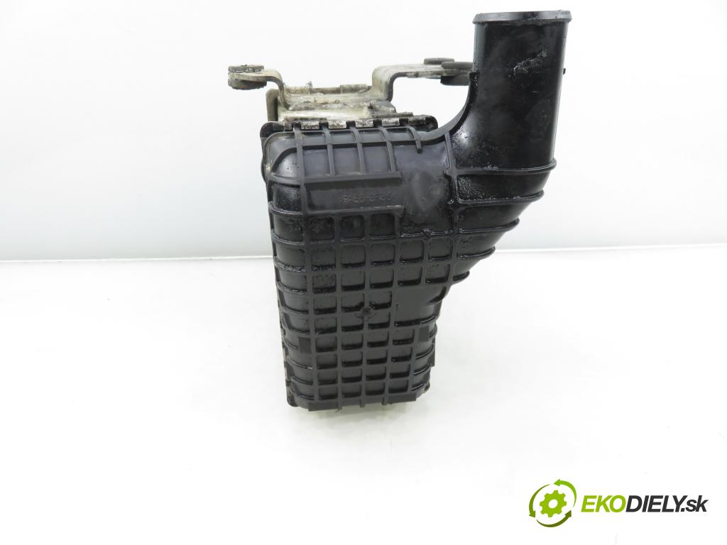 HYUNDAI TUCSON (JM) SUV 2005 83,00 2.0 CRDi 4WD 113 - D4EA 1991,00 chladič intercooler 282702725X