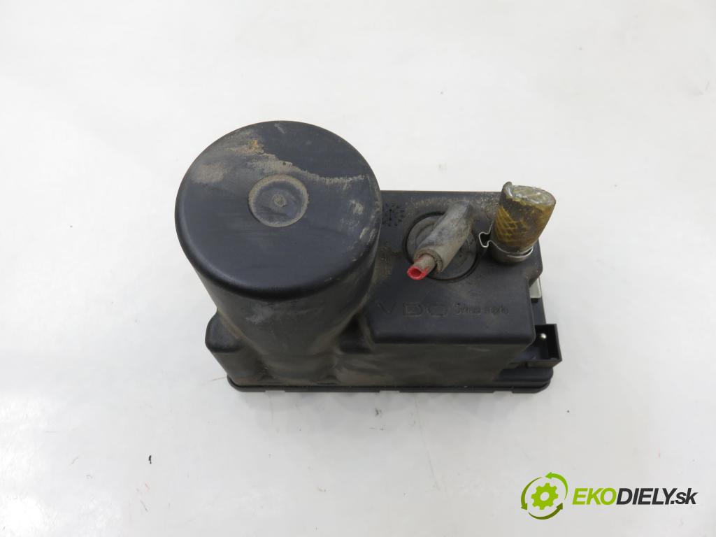 AUDI A4 (8D2, B5) SEDAN 1995 74,00 1.6 8V 100 - ADP 1595,00 motorek zámku centrálního 4A0862257A