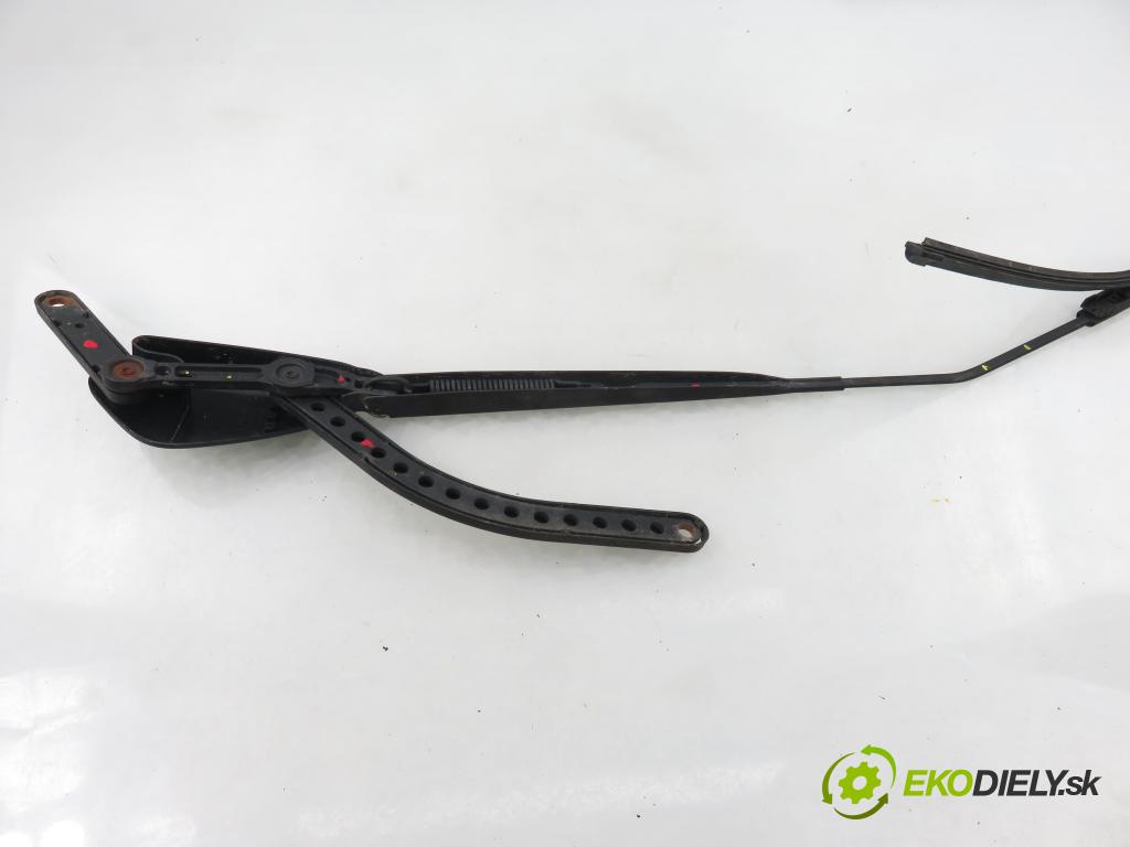 RENAULT SCENIC II (JM0/1_) MINIVAN 2005 0,00 1.6 (JM0C, JM0J, JM1B) - K4M 761 1598,00 RAMENO: stierače PP 8200422219 ; 80010797