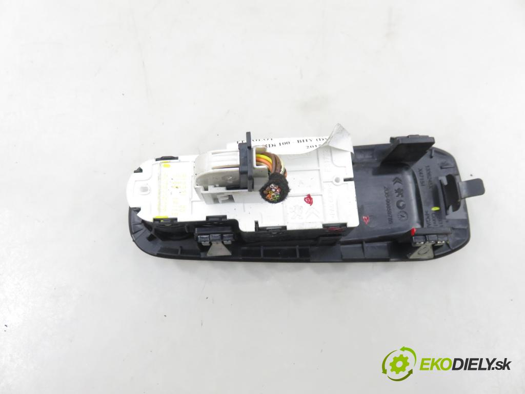 PEUGEOT 308 SW II KOMBI 2015 73,00 1.6 BlueHDi 100 - BHY (DV6FD) 1560,00 Panel ovládania okien 96783350ZD ; 98031625