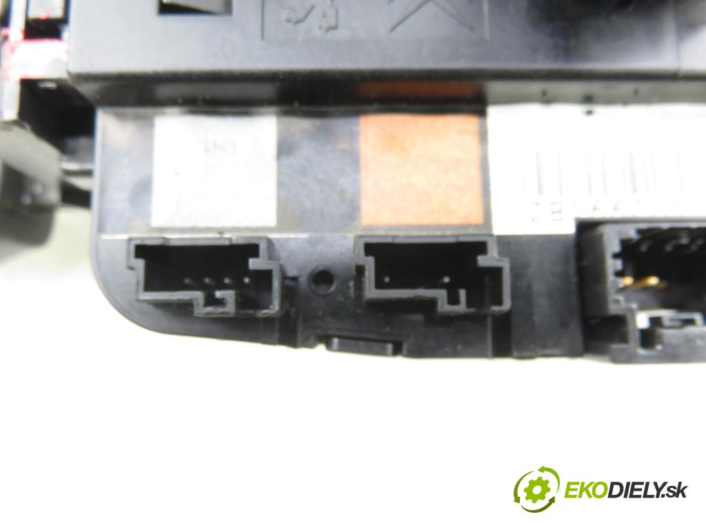 PEUGEOT 308 SW II KOMBI 2015 73,00 1.6 BlueHDi 100 - BHY (DV6FD) 1560,00 páčka/prepínač 98072680ZD