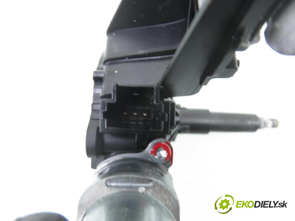 PEUGEOT 308 SW II KOMBI 2015 73,00 1.6 BlueHDi 100 - BHY (DV6FD) 1560,00 motorek stěrače ZADNÍ: 9677680580 ; 0390208008