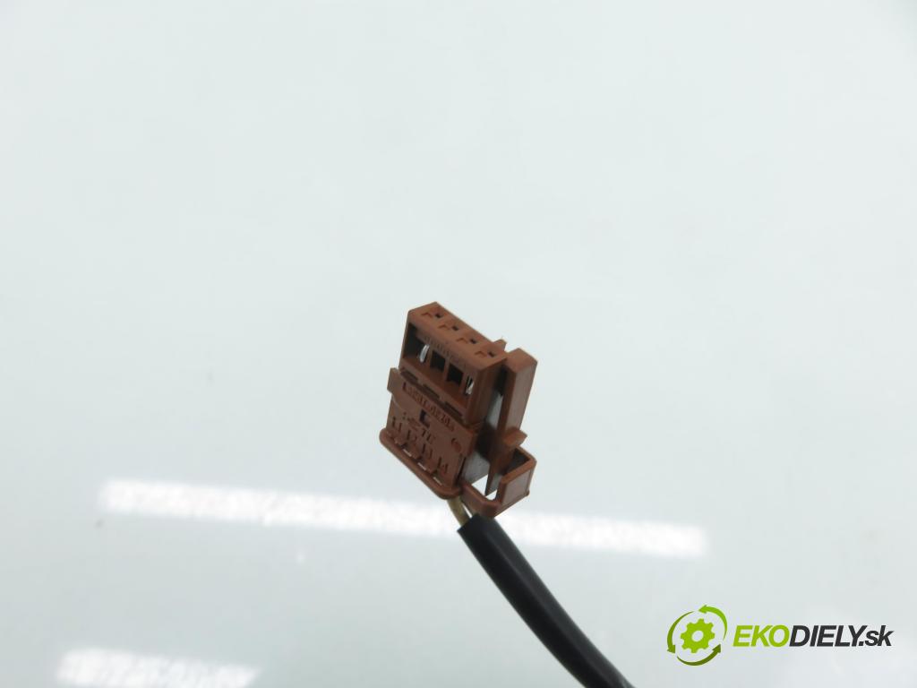 PEUGEOT 308 SW II KOMBI 2015 73,00 1.6 BlueHDi 100 - BHY (DV6FD) 1560,00 spínačka 36454600 ; 9674001080 ; 9663123380 (Spínací skříňka)