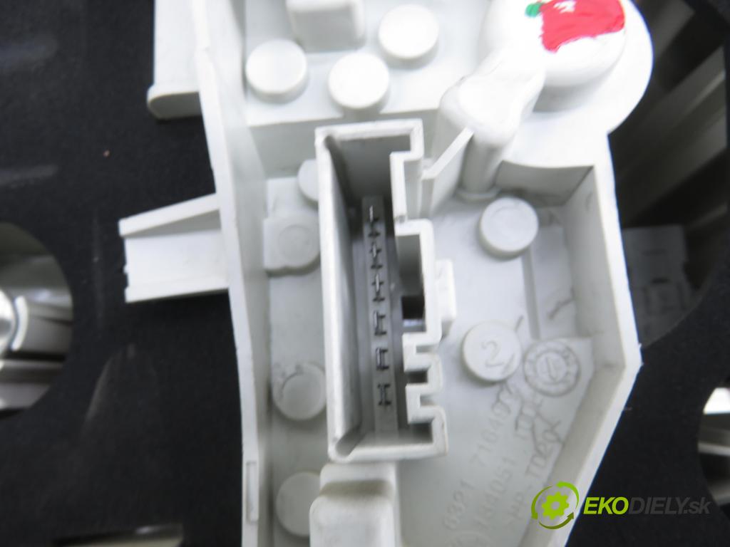 BMW 1 (E87) HB 2007 0,00 118 d - N47 D20 A 1995,00 Svetlo pravé zadné 7164956