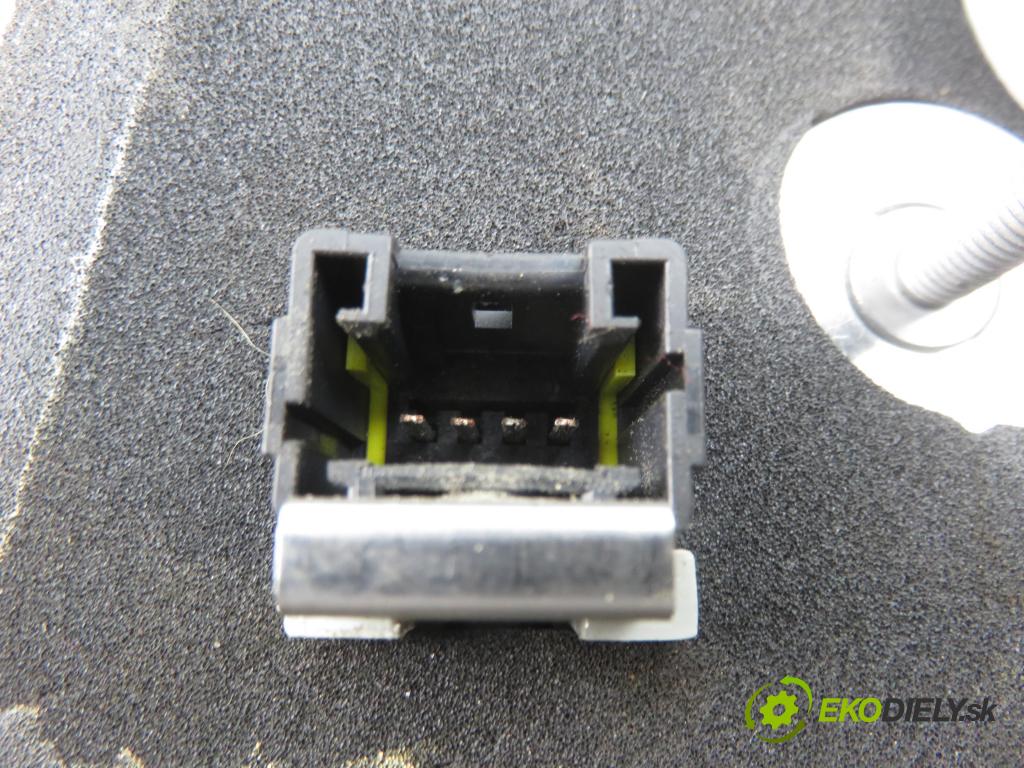 PEUGEOT 308 SW II KOMBI 2015 73,00 1.6 BlueHDi 100 - BHY (DV6FD) 1560,00 Svetlo ľavé zadné kufor