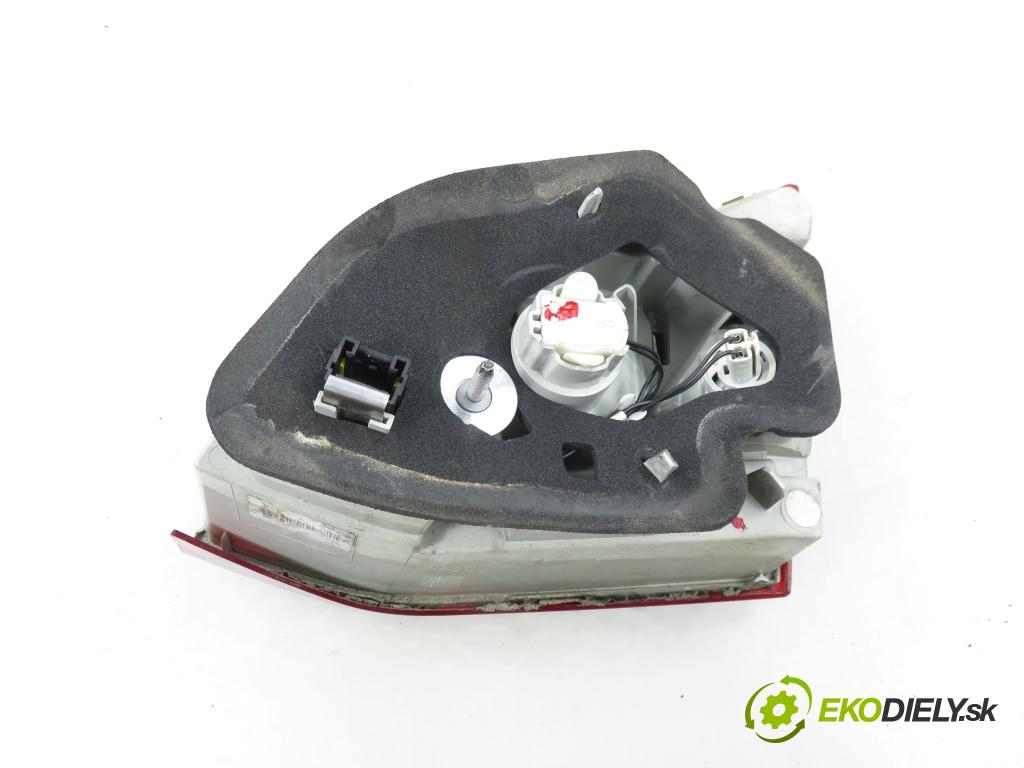 PEUGEOT 308 SW II KOMBI 2015 73,00 1.6 BlueHDi 100 - BHY (DV6FD) 1560,00 Svetlo ľavé zadné kufor