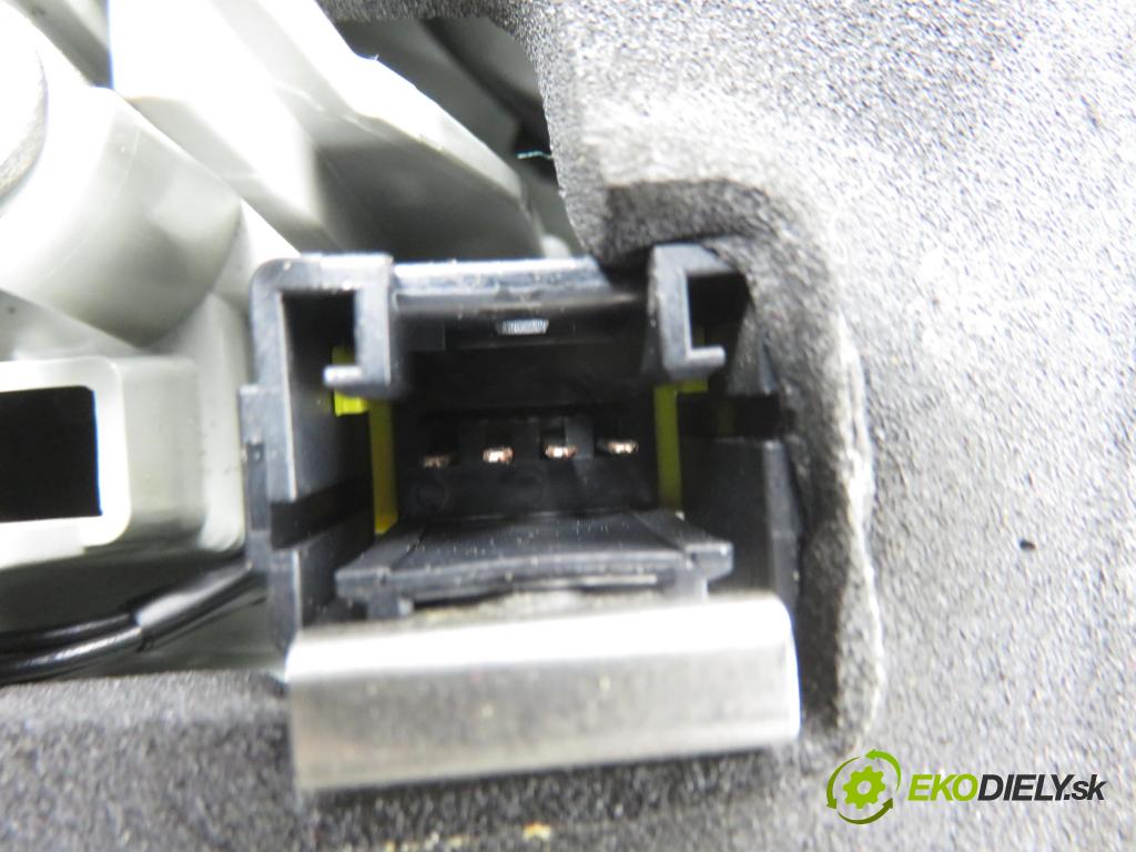 PEUGEOT 308 SW II KOMBI 2015 73,00 1.6 BlueHDi 100 - BHY (DV6FD) 1560,00 Svetlo pravé zadné 9678093880