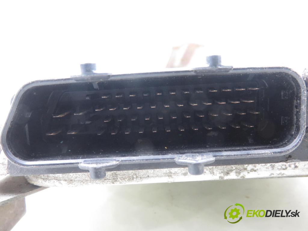 VW POLO Variant (6V5) KOMBI 1999 44,00 1.4 - AKK 1390,00 řídící jednotka motora 0261206651 ; 6K0906032M