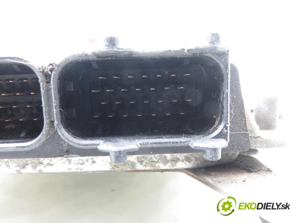 VW POLO Variant (6V5) KOMBI 1999 44,00 1.4 - AKK 1390,00 řídící jednotka motora 0261206651 ; 6K0906032M