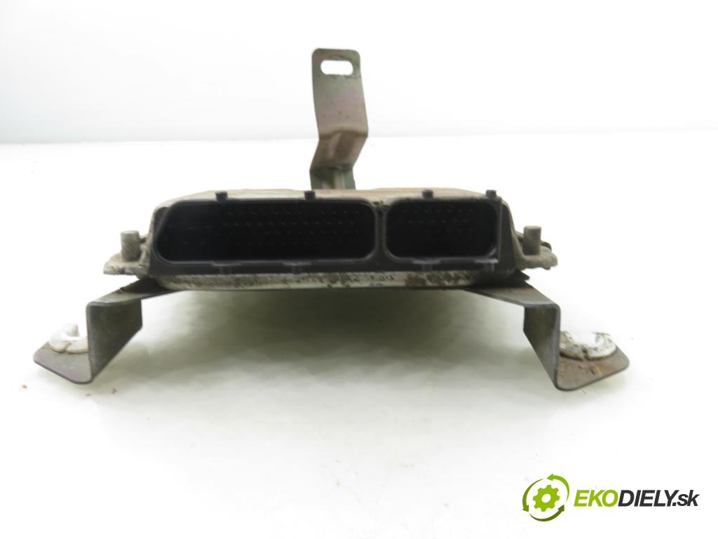 VW POLO Variant (6V5) KOMBI 1999 44,00 1.4 - AKK 1390,00 řídící jednotka motora 0261206651 ; 6K0906032M