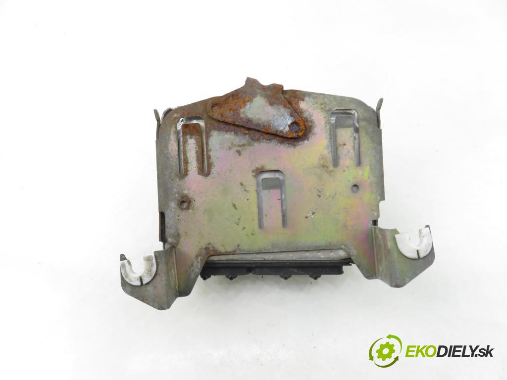 VW POLO Variant (6V5) KOMBI 1999 44,00 1.4 - AKK 1390,00 řídící jednotka motora 0261206651 ; 6K0906032M