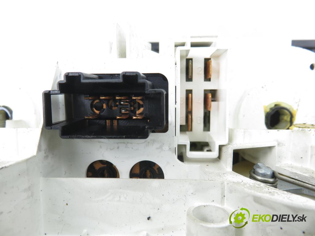 VW POLO Variant (6V5) KOMBI 1999 44,00 1.4 - AKK 1390,00 Panel kúrenia KLIMATIZACE: 1J0820045F