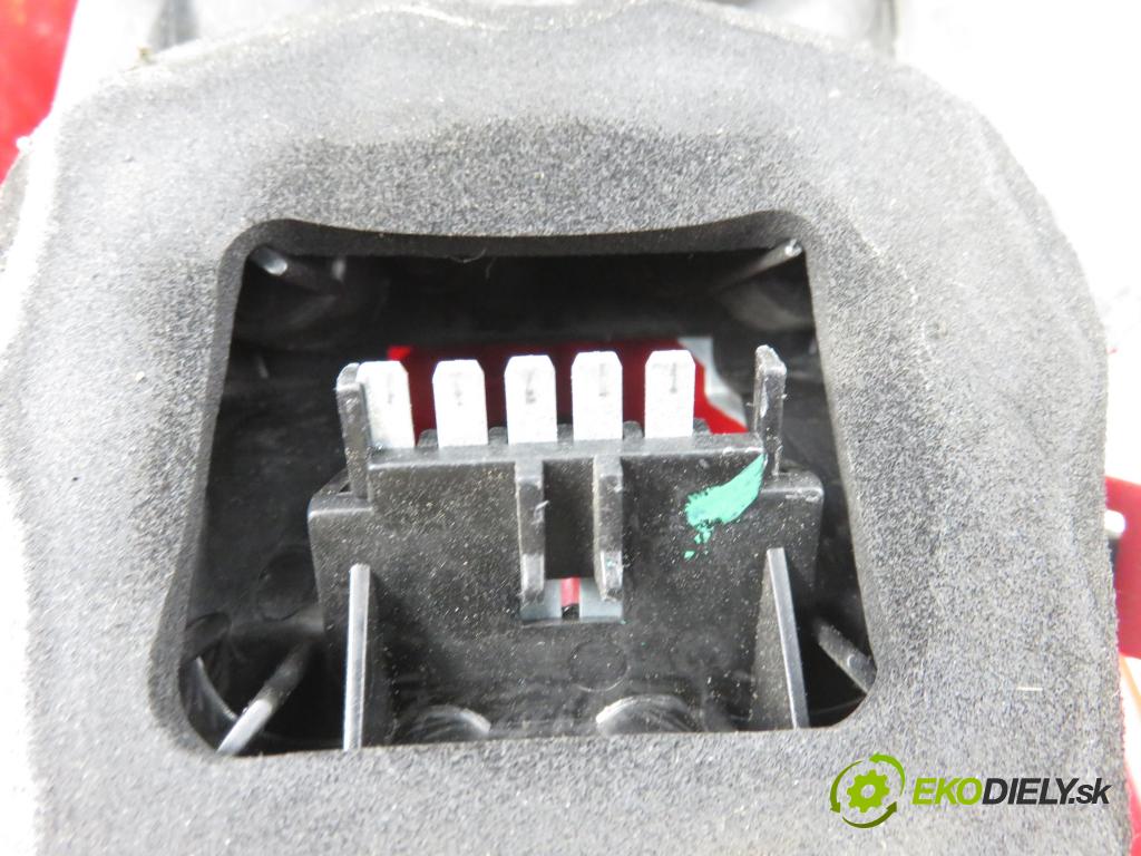 OPEL CORSA D (S07) HB 2011 0,00 1.2 - A 12 XER 1229,00 světlo pravé zadní 93189091